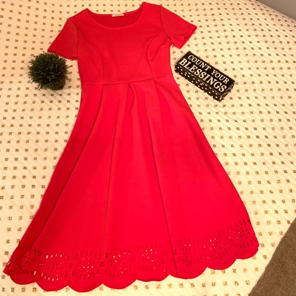 Beautiful fuchsia dress. Slimming waist, scalloped - Picture 1 of 6